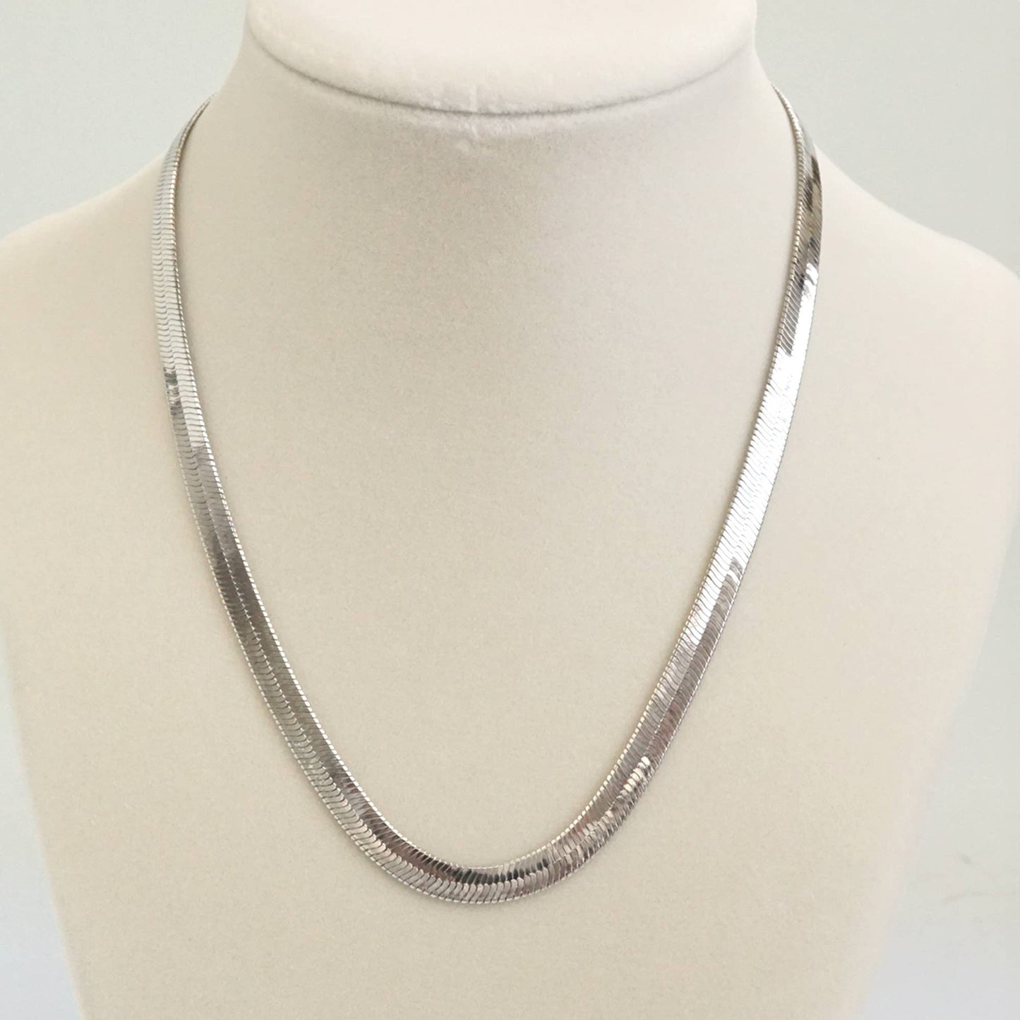 Shiny Herringbone chain necklace